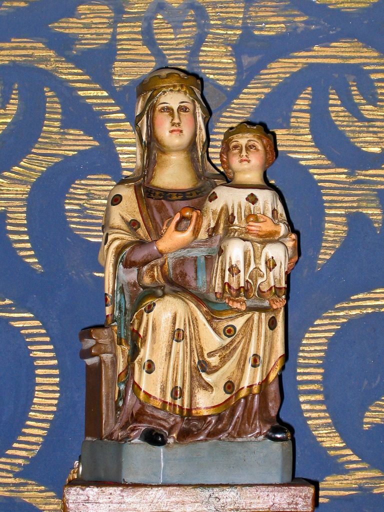 la imatge de la Mare de Déu és d'estil gòtic, té una alçada